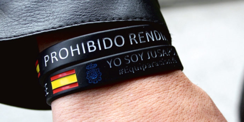 Tremendo zasca de un camarero a un cliente 'progre' que le critic&oacute; por llevar una bandera de Espa&ntilde;a