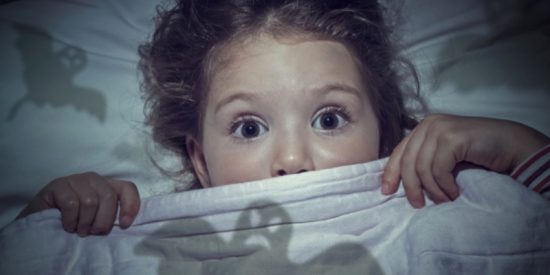 La Polic&iacute;a encuentra a una ni&ntilde;a de 5 a&ntilde;os andando sola de noche por una autov&iacute;a y llorando: "Mi mam&aacute; est&aacute; malita"