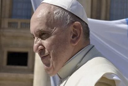 El papa Francisco 'calienta las orejas' a los ni&ntilde;os que juegan con sus tel&eacute;fonos m&oacute;viles mientras comen en la mesa con sus familias