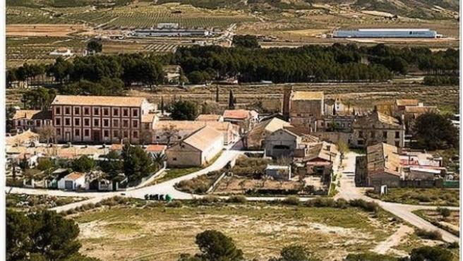 Esta es la aldea en Alicante con 40 casas, palacio, ermita y 275 hect&aacute;reas de terreno que pueden comprar en Wallapop
