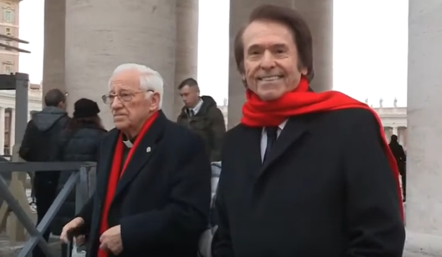 Raphael y su visita al Papa: "Le he traído tangos cantados por mí"