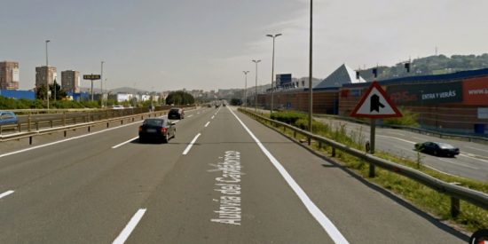 &iquest;Te puede multar la Guardia Civil si te pilla conduciendo por el carril central de la autov&iacute;a?