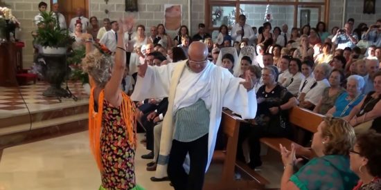 El cura flamenco de M&aacute;laga que triunfa con sus bailes en las redes sociales