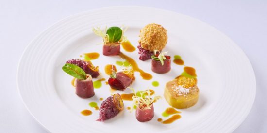 Presentar los platos de forma atractiva y con color