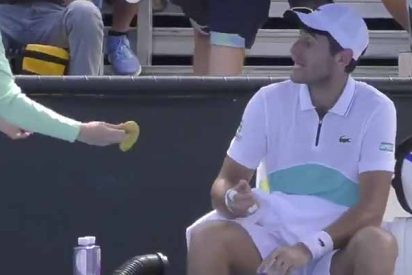 El cabreo monumental de un juez de silla con un tenista que exige a la recogepelotas que le pele la banana