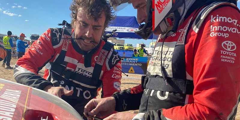 Fernando Alonso en el Dakar como nunca le hab&iacute;as visto: arreglando un coche con bridas y cinta aislante