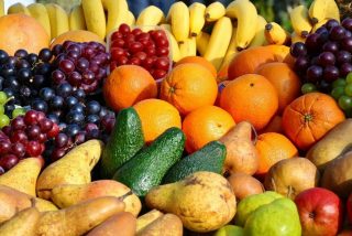 Tomar fruta en abundancia, preferiblemente 65 fuera de las comidas
