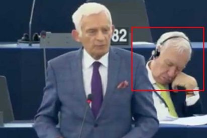 El Burladero / El exministro Margallo se echa la siestecita en el Parlamento Europeo y encima se envalentona cuando se lo afean