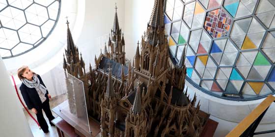 Almudena Ma&iacute;llo visita el Museo de la Catedral de la Almudena