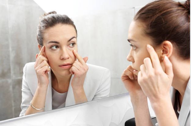 Bolsas bajo los ojos causas