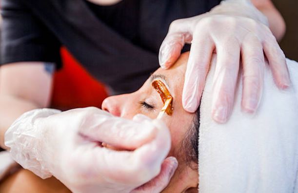 Depilación de cejas con cera