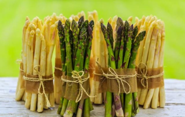 espárragos blancos y verdes