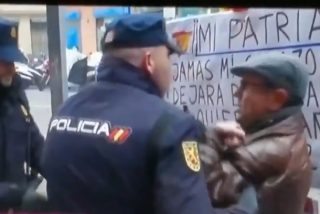 PSOE: Expulsan a un espa&ntilde;ol de la sede de Ferraz por exigirle a S&aacute;nchez que mantenga la unidad de Espa&ntilde;a