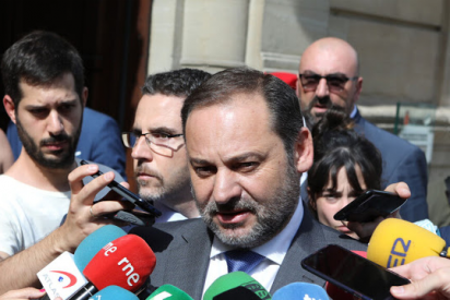 El 'Delcygate' hace descarrilar del todo a &Aacute;balos: el ministro coloca a su ch&oacute;fer como consejero de Renfe