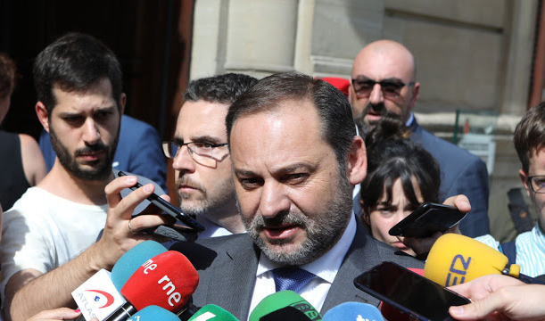 El 'Delcygate' hace descarrilar del todo a Ábalos: el ministro coloca a su chófer como consejero de Renfe