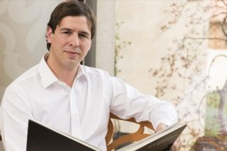 &iexcl;Qu&eacute; pillada! Cazan al hermano de S&aacute;nchez oculto en la vivienda del l&iacute;der del PSOE en Badajoz pese a decir que reside en Portugal