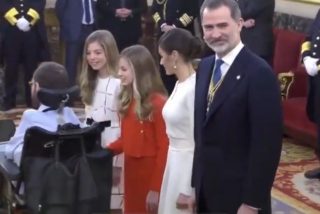 Pablo Echenique pasa 'a todo gas' para evitar saludar a los Reyes de Espa&ntilde;a