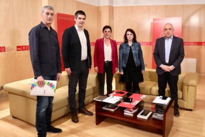 Twitter le recuerda a Adriana Lastra su foto más bochornosa tras llamar "bárbaros" a PP, Ciudadanos y VOX