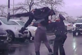 El jugador de f&uacute;tbol americano Michael Harris levanta como un mu&ntilde;eco a un polic&iacute;a sobre su cabeza y lo lanza al pavimento durante un arresto