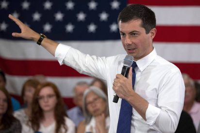 Instante en que la norteamericana se entera de que Pete Buttigieg, ganador del caucus dem&oacute;crata en Iowa, es gay y pide que le devuelvan el voto