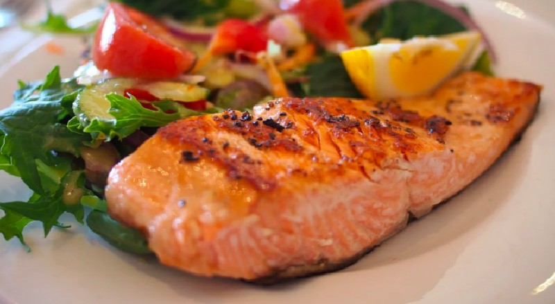 Salmón marinado al horno