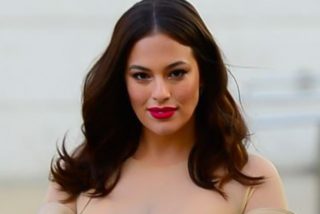 Ashley Graham se desnuda frente al espejo a petición de Kourtney Kardashian