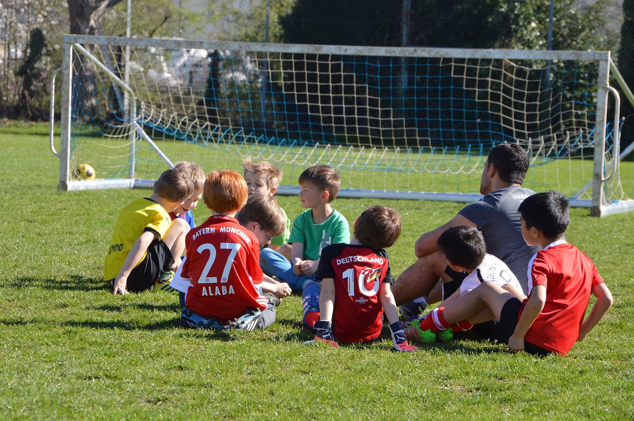 Ni&ntilde;os con camisetas de f&uacute;tbol