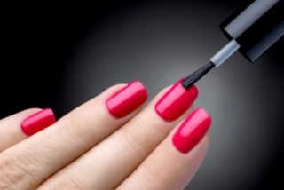 trucos para que las u&ntilde;as pintadas sequen m&aacute;s r&aacute;pido