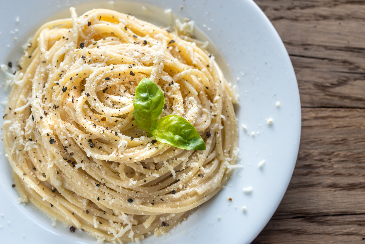 espaguetis a la crema de queso la receta más fácil y rápida