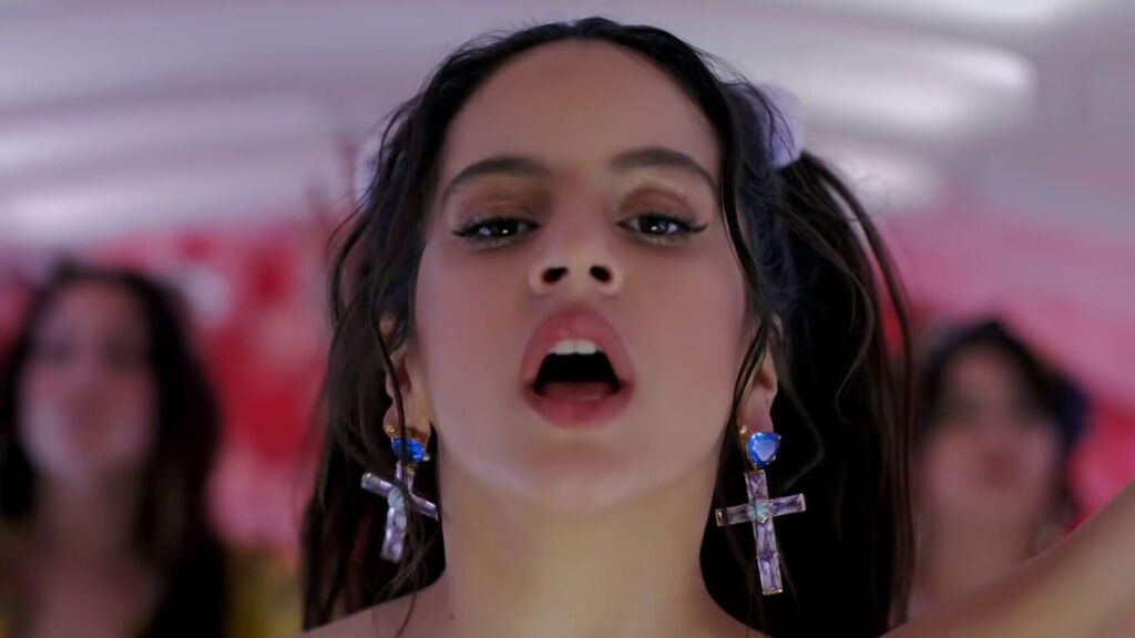 El atrevido look de Rosal&iacute;a: vestido ajustadito y botas altas