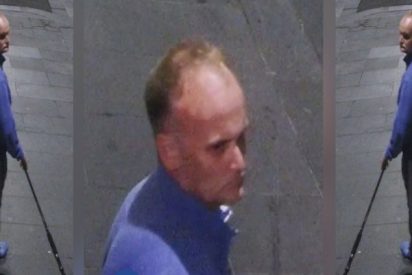 La c&aacute;mara pilla al ladr&oacute;n robando un collar de Versace con una ca&ntilde;a de pescar