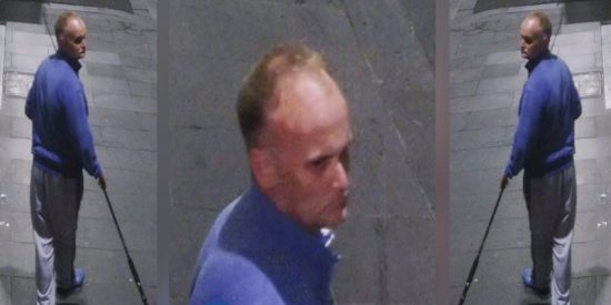 La c&aacute;mara pilla al ladr&oacute;n robando un collar de Versace con una ca&ntilde;a de pescar