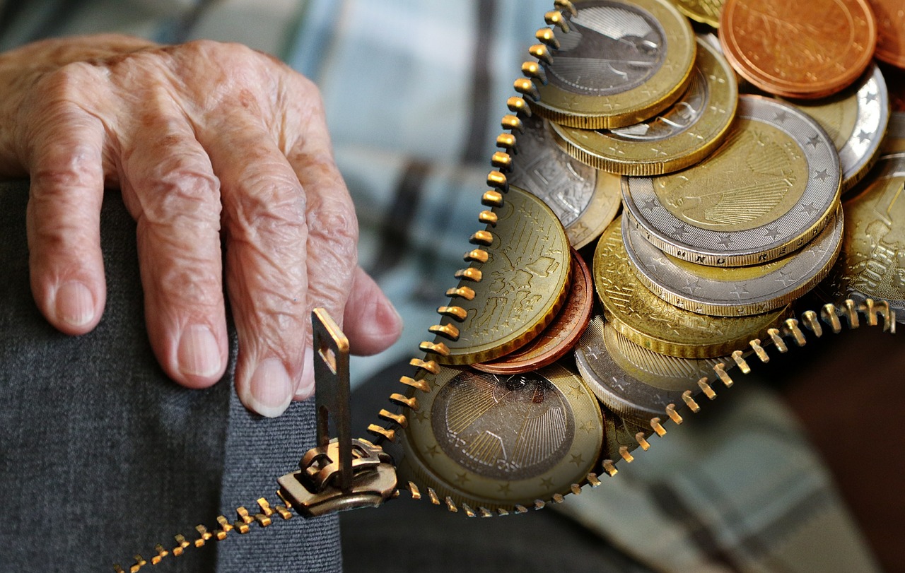 Tremendo palo a 75.000 pensionistas: Hacienda recorta por sorpresa su paga extra