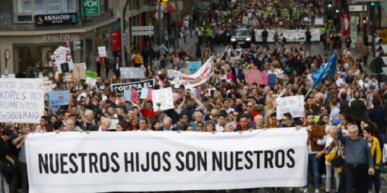 'Pin Parental': miles de personas se manifiestan en Murcia al grito de 'nuestros hijos no son de S&aacute;nchez o de Iglesias'