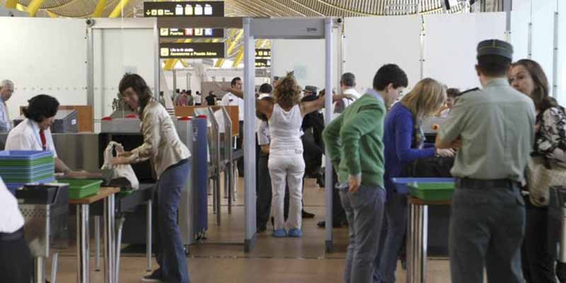 El Gobierno endurece las restricciones de ingreso a España