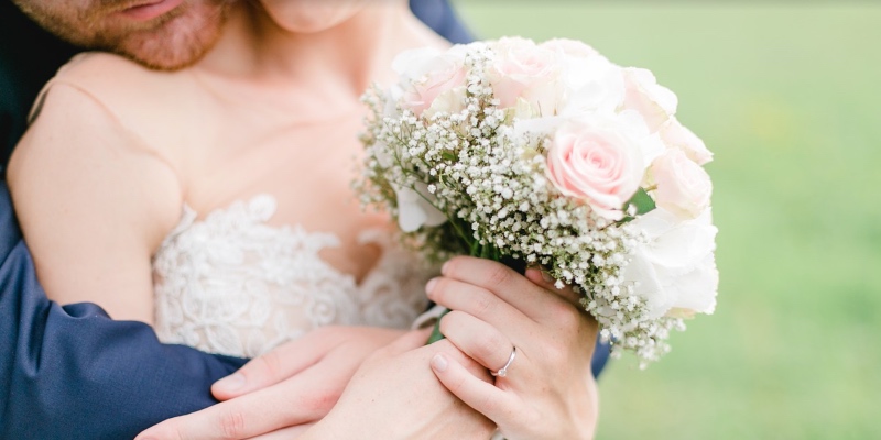 Indemnizan a una novia por venderle un vestido descosido: miles de euros y una sentencia firme