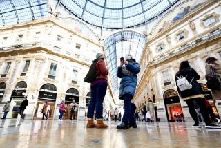 El equipo m&eacute;dico chino experto en coronavirus llega a Italia y pide imponer medidas m&aacute;s estrictas
