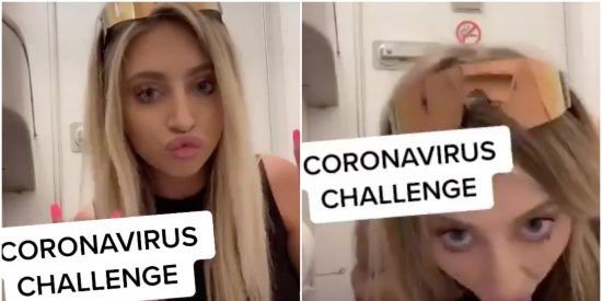 Una insensata influencer lame el inodoro de un avi&oacute;n y anima a hacer al 'Coronavirus Challenge'