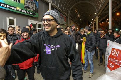 La imbecilidad de un edil de la CUP: Joan Coma incita a toser a los militares en la cara
