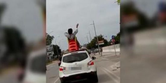 Pasea en su tobog&aacute;n de pl&aacute;stico atado a un coche