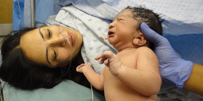 Muere una madre con coronavirus al dar a luz a su bebé: "Ha afectado mucho al personal del hospital"