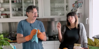 TVE hace de oro al comunista millonario Carlos Bardem con una vomitiva comedia que oculta las mentiras del Gobierno S&aacute;nchez