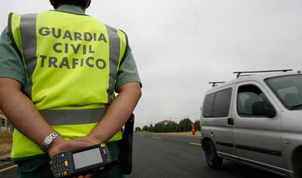 La Guardia Civil detiene a un tipo que solt&oacute; a su hijo en la autov&iacute;a para entretener a los agentes y huir de un control