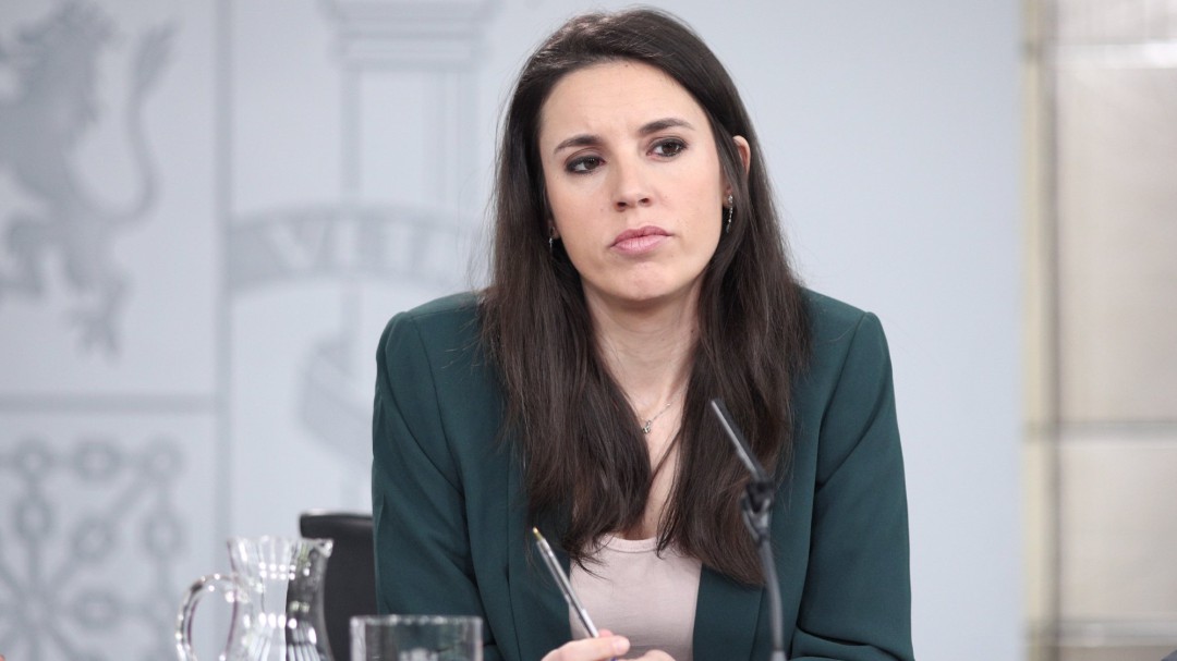 Irene Montero mete la pata al homenajear a las &laquo;13 rosas&raquo; y la crujen: "No tienes para ser ministra, menos mal que tu pareja es el vice"