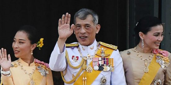 El rey m&aacute;s rico del mundo: 17.000 casas, 38 aviones privados, 300 coches y 52 barcos ba&ntilde;ados en oro