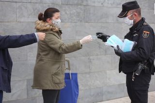 Guardia Civil y Polic&iacute;a acusan al Gobierno S&aacute;nchez de intentar utilizarles como 'repartidores' de propaganda electoral
