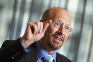 La 'doble curva' y por qu&eacute; es un falso dilema elegir entre salvar vidas o salvar la econom&iacute;a