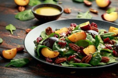 Ensalada de canónigos y ciruelas