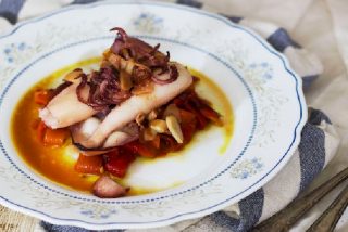 Calamares con pimientos al ajo