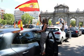 Ciudadanos con banderas